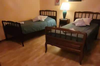 La seconde chambre, avec deux lits simples.