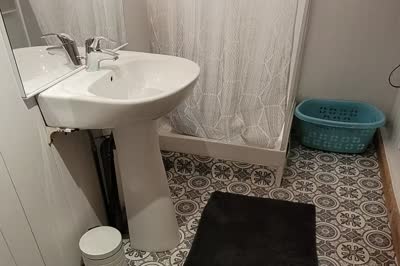 La salle de bain partagée : lavabo et douche.