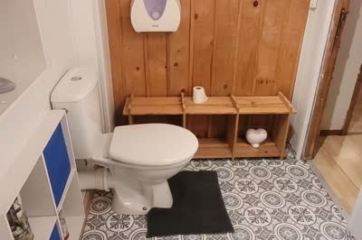 Les toilettes, dans la salle de bain.